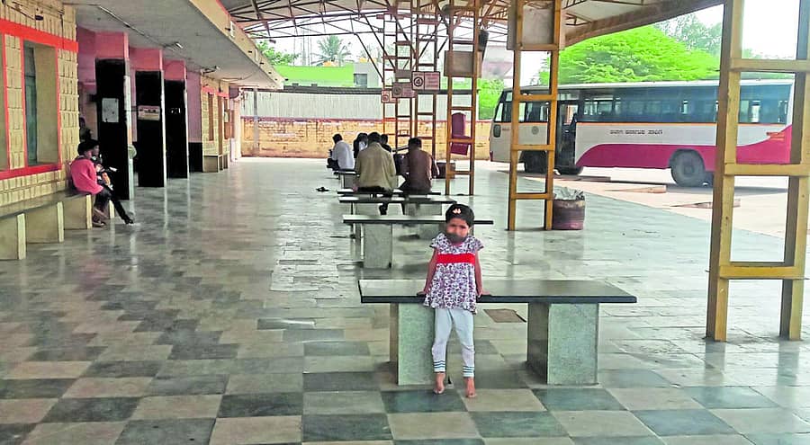 ಯಲಬುರ್ಗಾ ಪಟ್ಟಣದ ಮುಖ್ಯ ಬಸ್ ನಿಲ್ದಾಣದಲ್ಲಿ ಬೆರಳೆಣಿಕೆಯ ಪ್ರಯಾಣಿಕರು ಆಸೀನರಾಗಿರುವ ದೃಶ್ಯ ಶನಿವಾರ ಕಂಡು ಬಂತು