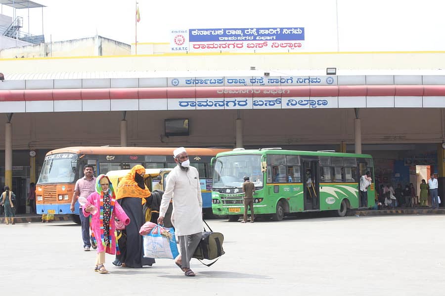 ರಾಮನಗರ ಬಸ್ ನಿಲ್ದಾಣದಲ್ಲಿ ಶನಿವಾರ ಬೆರಳೆಣಿಕೆಯಷ್ಟು ಪ್ರಯಾಣಿಕರು ಇದ್ದರು