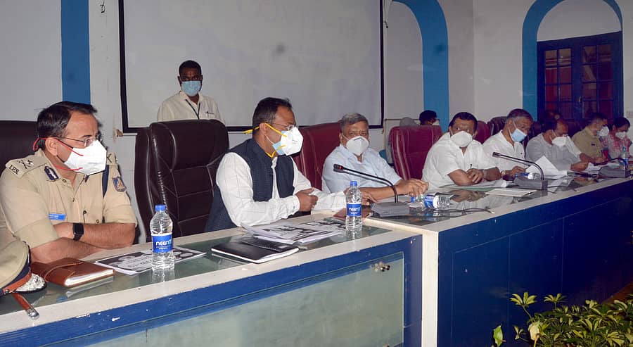 ಹುಬ್ಬಳ್ಳಿ ಮಹಾನಗರ ಪಾಲಿಕೆ ಆಯುಕ್ತರ ಸಭಾಭವನದಲ್ಲಿ ಭಾನುವಾರ ಕೋವಿಡ್ 3ನೇ ಅಲೆ ನಿಯಂತ್ರಣ ಕುರಿತು ಚರ್ಚಿಸಲು ನಡೆದ ಸಭೆಯಲ್ಲಿ ಜಿಲ್ಲಾಧಿಕಾರಿ ನಿತೇಶ್ ಪಾಟೀಲ ಮಾತನಾಡಿದರು. ಎಡದಿಂದ; ಪೊಲೀಸ್ ಕಮಿಷನರ್ ಲಾಭೂರಾಮ್, ಶಾಸಕ ಜಗದೀಶ ಶೆಟ್ಟರ್, ಜಿಲ್ಲಾ ಉಸ್ತುವಾರಿ ಸಚಿವ ಶಂಕರಪಾಟೀಲ ಮುನೇನಕೊಪ್ಪ, ಶಾಸಕರಾದ ಅರವಿಂದ ಬೆಲ್ಲದ, ಪ್ರಸಾದ ಅಬ್ಬಯ್ಯ, ಜಿಲ್ಲಾ ಪೊಲೀಸ್ ವರಿಷ್ಠಾಧಿಕಾರಿ ಪಿ. ಕೃಷ್ಣಕಾಂತ, ಜಿಲ್ಲಾ ಪಂಚಾಯ್ತಿ ಸಿಇಒ ಸುಶೀಲಾ ಬಿ. ಇದ್ದಾರೆ