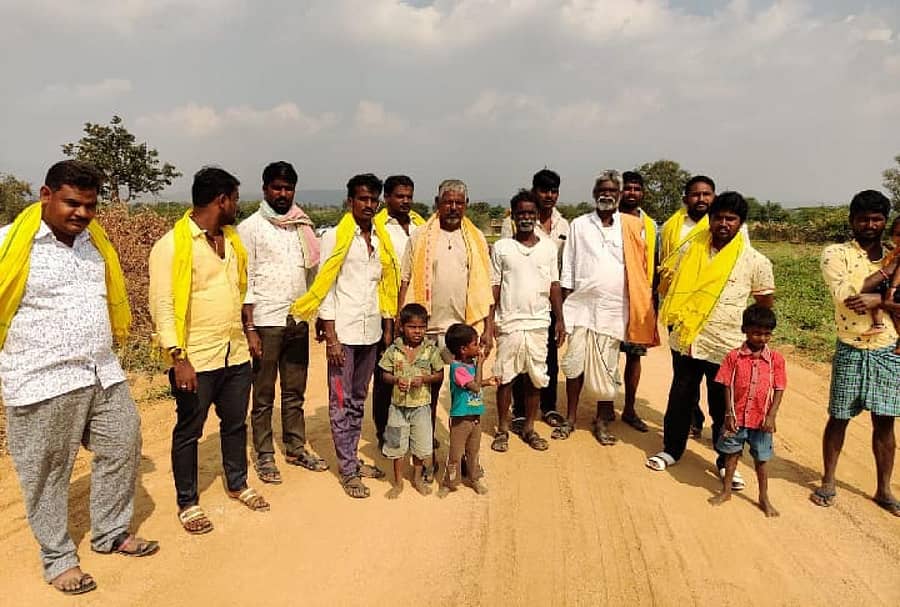 ಯಾದಗಿರಿಯ ಜಿಲ್ಲೆಯ ಗುರುಮಠಕಲ್ ಮತಕ್ಷೇತ್ರದ ಹೊನಗೇರಾ ಗ್ರಾಮದ ಜಮೀನಿನಲ್ಲಿ ಪ್ರಧಾನಮಂತ್ರಿ ಗ್ರಾಮೀಣ ಸಡಕ್ ಯೋಜನೆಯಡಿ ರಸ್ತೆ ನಿರ್ಮಿಸಲಾಗುತ್ತಿದೆ ಎಂದು ಆರೋಪಿಸಿ ಭಾನುವಾರ ಪ್ರತಿಭಟನೆ ನಡೆಸಲಾಯಿತು