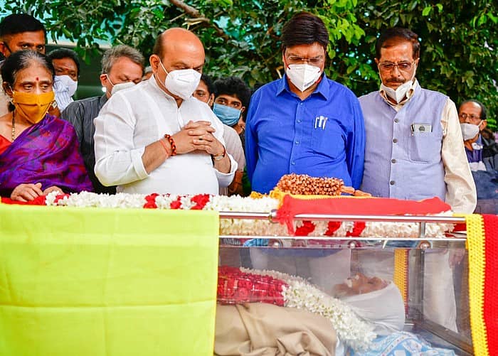 ಮುಖ್ಯಮಂತ್ರಿ ಬಸವರಾಜ ಬೊಮ್ಮಾಯಿ ಅವರು ಇಂದು ಬೆಂಗಳೂರಿನಲ್ಲಿ  ವಿಧಿವಶರಾಗಿರುವ ಹಿರಿಯ ಸಾಹಿತಿ ಪ್ರೊ. ಚಂದ್ರಶೇಖರ್ ಪಾಟೀಲ್ (ಚಂಪಾ)  ಅವರ ಪಾರ್ಥಿವ ಶರೀರದ ಅಂತಿಮ ದರ್ಶನವನ್ನು ಪಡೆದು ಶ್ರದ್ಧಾಂಜಲಿ ಅರ್ಪಿಸಿದರು