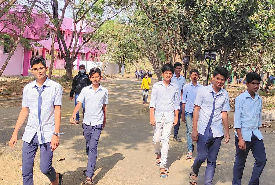 ಶಹಾಪುರ ತಾಲ್ಲೂಕಿನ ಹೊತಪೇಟ ಗ್ರಾಮದ ಬಳಿಯ ನವೋದಯ ಮಹಾ ವಿದ್ಯಾಲಯದ ವಿದ್ಯಾರ್ಥಿಗಳು