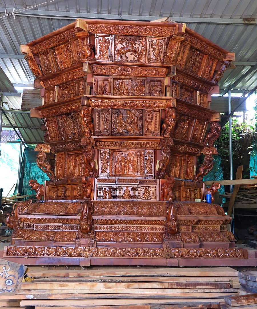 ಯಲ್ಲಾಪುರದ ಬಿಕ್ಕು ಗುಡಿಗಾರ ಕಲಾ ಕೇಂದ್ರವು ವಾಲ್ಮೀಕಿ ಮಹಾಸಂಸ್ಥಾನಕ್ಕಾಗಿ ನಿಮಿಸುತ್ತಿರುವ ಬೃಹತ್ ಬ್ರಹ್ಮ ರಥದ ಗಡ್ಡೆ