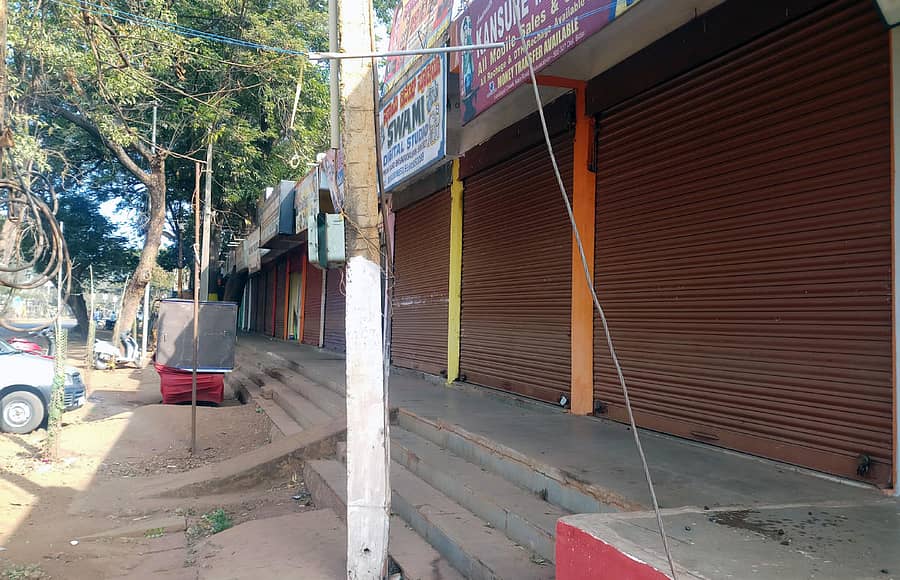 ಬಸವಕಲ್ಯಾಣದ ತಾಲ್ಲೂಕು ಪಂಚಾಯಿತಿ ಮಳಿಗೆ ಸಂಕೀರ್ಣದಲ್ಲಿನ ಅಂಗಡಿಗಳು ಭಾನುವಾರ ಲಾಕ್ಡೌನ್ ಕಾರಣ ಬಂದ್ ಇದ್ದವು