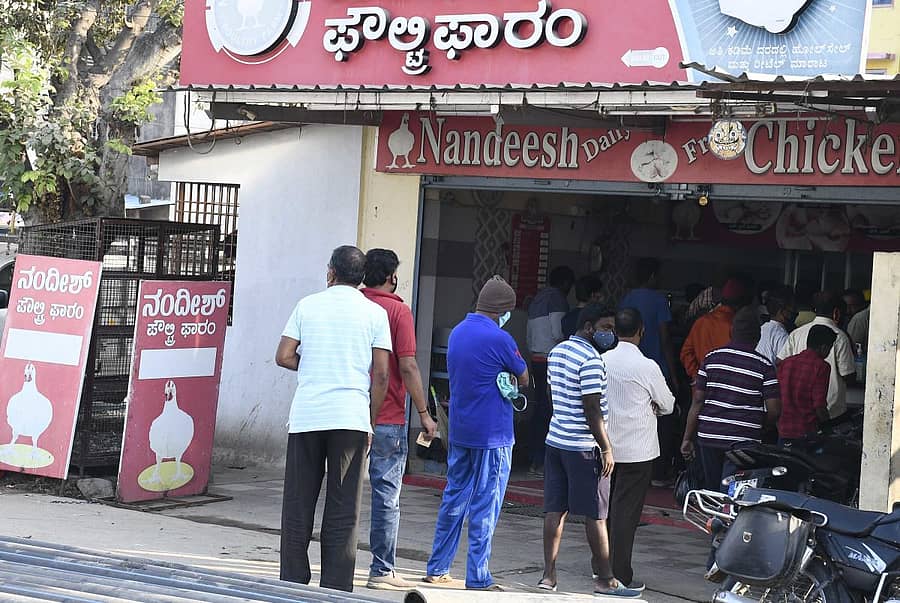 ಶಿವನೊಗ್ಗ ನಗರದ ಮಾಂಸದ ಅಂಗಡಿ ಮುಂದೆ ಚಿಕನ್ಗಾಗಿ ಸರತಿ ಸಾಲಿನಲ್ಲಿ ನಿಂತಿರುವ ಜನ (ಎಡಚಿತ್ರ). ಜೈಲು ರಸ್ತೆಯಲ್ಲಿ ಭಾನುವಾರ ಜನರ ಓಡಾಟ