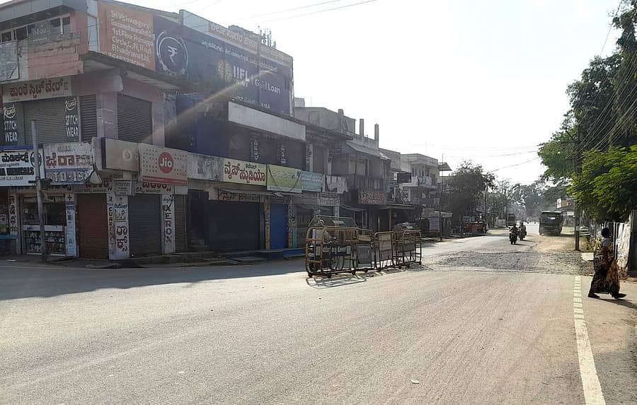 ಭದ್ರಾವತಿ ಪ್ರಮುಖ ರಸ್ತೆಗಳು ಲಾಕ್ಡೌನ್ ದಿನವಾದ ಭಾನುವಾರ ಜನರಿಲ್ಲದೆ ಬಿಕೊ ಎನ್ನುತ್ತಿತ್ತು