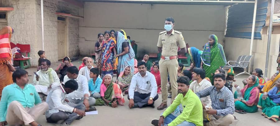 ಶಹಾಪುರ ಪೊಲೀಸ್ ಠಾಣೆಯ ಮುಂಭಾಗ ಭಾನುವಾರ ಮೃತ ವಿದ್ಯಾರ್ಥಿಯ ಪೋಷಕರು ಸಾವಿನ ಬಗ್ಗೆ ತನಿಖೆ ನಡೆಸುವಂತೆ ಒತ್ತಾಯಿಸಿ ಪ್ರತಿಭಟನೆ ನಡೆಸಿದರು