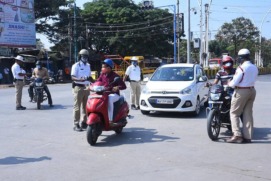 ವಾರಾಂತ್ಯ ಕರ್ಫ್ಯೂ ಇದ್ದರೂ ಅಡ್ಡಾಡುತ್ತಿದ್ದ ವಾಹನಗಳನ್ನು ಭಾನುವಾರ ಪಿ.ಬಿ. ರಸ್ತೆಯಲ್ಲಿ ಪೊಲೀಸರು ತಪಾಸಣೆ ನಡೆಸಿದರು