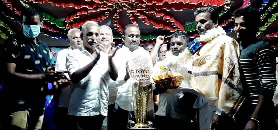 ಮಾಗಡಿಯಲ್ಲಿ ನಡೆದ ರಾಜ್ಯಮಟ್ಟದ ಹಾಲು ಕರೆಯುವ ಸ್ಪರ್ಧೆಯಲ್ಲಿ ಪ್ರಥಮ ಬಹುಮಾನ ಪಡೆದ ಪಿ.ಶ್ರೀನಿವಾಸ್‌ ಅವರನ್ನು ಶಾಸಕ ಎ.ಮಂಜುನಾಥ್‌ ಸನ್ಮಾನಿಸಿದರು. ಆಯೋಜಕ ಜುಟ್ಟನಹಳ್ಳಿ ಜಯರಾಮ್‌ ಇದ್ದರು