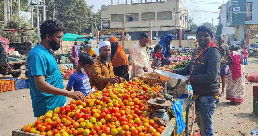 ಗಂಗಾವತಿ ಗುಂಡಮ್ಮ ಕ್ಯಾಂಪ್ ತರಕಾರಿ ಮಾರುಕಟ್ಟೆಯಲ್ಲಿ ಭಾನುವಾರ ತರಕಾರಿ ಖರೀದಿಸಲು ಗ್ರಾಹಕರು ಆಗಮಿಸಿರುವುದು
