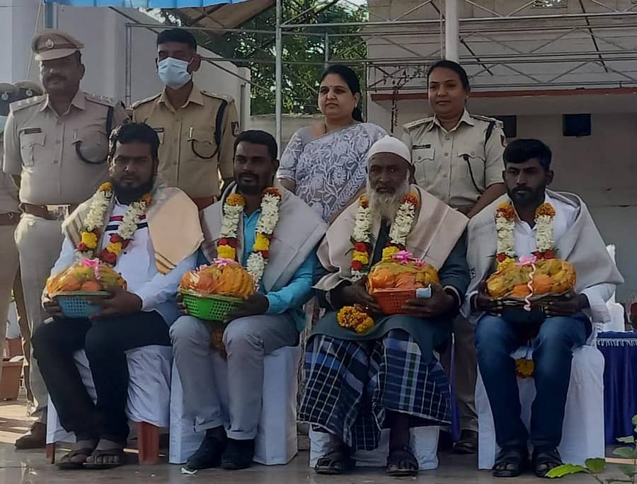 ಹಿರಿಯೂರು ತಾಲ್ಲೂಕಿನ ಆದಿವಾಲ ಗ್ರಾಮದ ಇಬ್ರಾಹಿಂ ಸಾಬ್ ಮತ್ತು ಅವರ ಪುತ್ರ ಖಲೀಲ್ ಅವರಿಗೆ ಈಚೆಗೆ ಚಿತ್ರದುರ್ಗದ ಪೊಲೀಸ್ ಅಧೀಕ್ಷಕರ ಕಚೇರಿಯಲ್ಲಿ ಜಿಲ್ಲಾ ಪೊಲೀಸ್ ವರಿಷ್ಠಾಧಿಕಾರಿ ಜಿ. ರಾಧಿಕಾ ಸನ್ಮಾನಿಸಿದರು. ಜಿಲ್ಲಾಧಿಕಾರಿ ಕವಿತಾ ಎಸ್ ಮನ್ನಿಕೇರಿ ಉಪಸ್ಥಿತರಿದ್ದರು.