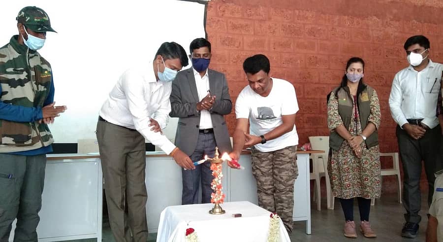 ಖಾನಾಪುರದ ಭೀಮಗಡ ಪ್ರಕೃತಿ ಶಿಬಿರದಲ್ಲಿ ನಡೆದ ಅರಣ್ಯ ಇಲಾಖೆಯ ಬೆಳಗಾವಿ ವೃತ್ತ ವ್ಯಾಪ್ತಿಯ ಪ್ರಕೃತಿ ಮಾರ್ಗದರ್ಶಕರ ಐದು ದಿನಗಳ ಮೂಲ ತರಬೇತಿ ಕಾರ್ಯಕ್ರಮವನ್ನು ಅರಣ್ಯ ಇಲಾಖೆಯ ಬೆಳಗಾವಿ ವಿಭಾಗದ ಉಪ ಅರಣ್ಯ ಸಂರಕ್ಷಣಾಧಿಕಾರಿ ಹರ್ಷಭಾನು ಜಿ.ಪಿ, ಸಿ.ಸಿ.ಎಫ್ ವಿಜಯಕುಮಾರ ಸಾಲಿಮಠ ಉದ್ಘಾಟಿಸಿದರು