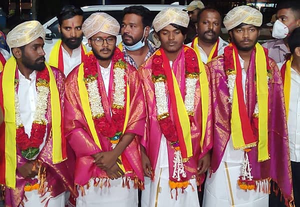 ಕನ್ನಡ ಹೋರಾಟಗಾರರಿಗೆ ಸಂಭ್ರಮದಿಂದ ಸ್ವಾಗತಿಸಿದ ನವ ನಿರ್ಮಾಣ ಸೇನೆ ಮುಖಂಡರು