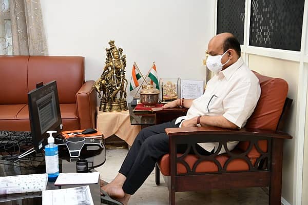 ರಾಜ್ಯದ ಕೋವಿಡ್ ಸ್ಥಿತಿ ಗತಿ ಕುರಿತು ಮುಖ್ಯಮಂತ್ರಿ ಬಸವರಾಜ ಬೊಮ್ಮಾಯಿ ಅವರು ಮಂಗಳವಾರ ಸಚಿವರು ಹಾಗೂ ಅಧಿಕಾರಿಗಳ ಜೊತೆ ಸಭೆ ನಡೆಸಿದ್ದಾರೆ.