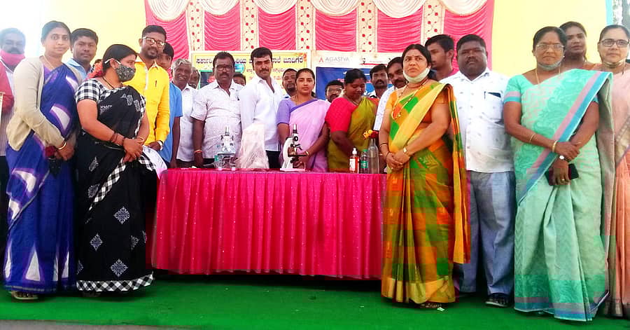 ಚನ್ನರಾಯಪಟ್ಟಣದ ಬೂದಿಗೆರೆ ಗ್ರಾಮದ ಸರ್ಕಾರಿ ಹಿರಿಯ ಪ್ರಾಥಮಿಕ ಶಾಲೆಗೆ ಅಗಸ್ಯ ಫೌಂಡೇಷನ್‌ನಿಂದ ವಿಜ್ಞಾನ ಪರಿಕರಗಳನ್ನು ಗ್ರಾಮ ಪಂಚಾಯಿತಿ ಮಾಜಿ ಅಧ್ಯಕ್ಷ ಶ್ರೀನಿವಾಸಗೌಡ ವಿತರಿಸಿದರು. ಗ್ರಾಮ ಪಂಚಾಯಿತಿ ಅಧ್ಯಕ್ಷೆ ಗೀತಾ ಆನಂದ್ ಹಾಜರಿದ್ದರು