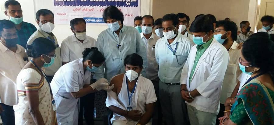 ಸೊರಬದಲ್ಲಿ ಕೋವಿಡ್ ನಿಯಂತ್ರಣ ಕಾರ್ಯಪಡೆಯಿಂದ ಸೋಮವಾರ ಕೋವಿಡ್ ಬೂಸ್ಟರ್ ಡೋಸ್ ಲಸಿಕೆ ನೀಡಲಾಯಿತು. ಶಾಸಕ ಕುಮಾರ್ ಬಂಗಾರಪ್ಪ ಇದ್ದರು.