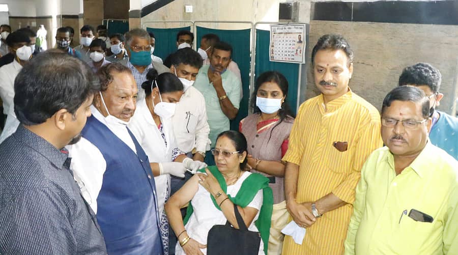 ಶಿವಮೊಗ್ಗದಲ್ಲಿ ಸೋಮವಾರ ಸಚಿವ ಕೆ.ಎಸ್. ಈಶ್ವರಪ್ಪ ಅವರು ಕೋವಿಡ್ ಬೂಸ್ಟರ್ ಡೋಸ್ ಲಸಿಕೆ ನೀಡುವ ಕಾರ್ಯಕ್ಕೆ ಚಾಲನೆ ನೀಡಿದರು.