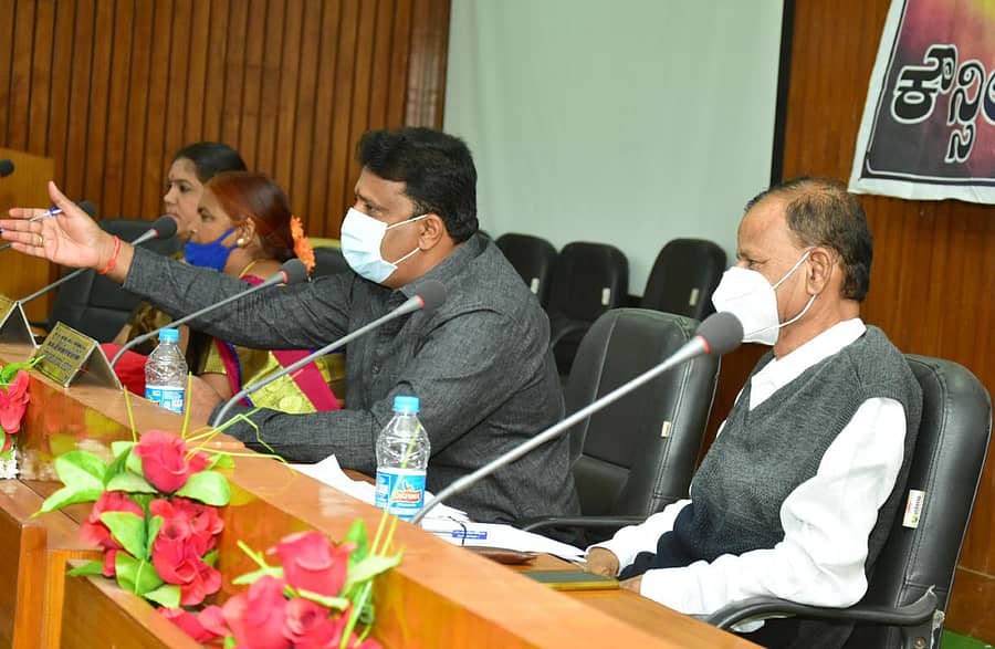 ಚಿತ್ರದುರ್ಗದಲ್ಲಿ ಸೋಮವಾರ ನಡೆದ ನಗರಸಭೆಯ ಸಾಮಾನ್ಯ ಸಭೆಯಲ್ಲಿ ಸ್ಥಾಯಿ ಸಮಿತಿ ಅಧ್ಯಕ್ಷ ಶ್ರೀನಿವಾಸ್ ಮಾತನಾಡಿದರು. ಉಪಾಧ್ಯಕ್ಷೆ ಅನುರಾಧ ರವಿಕುಮಾರ್, ಅಧ್ಯಕ್ಷೆ ತಿಪ್ಪಮ್ಮ ವೆಂಕಟೇಶ್, ಪೌರಾಯುಕ್ತ ಹನುಮಂತರಾಜು ಇದ್ದಾರೆ.