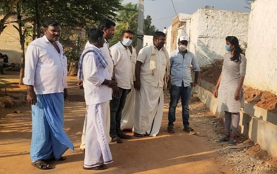 ಕನಕಗಿರಿ ಸಮೀಪದ ಚಿರ್ಚನಗುಡ್ಡ ತಾಂಡಾಕ್ಕೆ ತಾ.ಪಂ ಇಒ ಕಾವ್ಯಾರಾಣಿ ಭೇಟಿ ನೀಡಿದರು