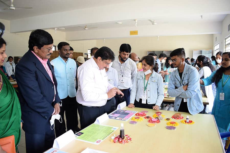 ದಾವಣಗೆರೆ ಜಿಎಂಐಟಿ ಕಾಲೇಜಿನಲ್ಲಿ ಸೋಮವಾರ ಆಯೋಜಿಸಲಾಗಿದ್ದ ಉತ್ಪನ್ನ ಮೇಳದಲ್ಲಿ ವಿದ್ಯಾರ್ಥಿಗಳು ಪ್ರದರ್ಶಿಸಿದ್ದ ವಿಶಿಷ್ಟ ಉತ್ಪನ್ನಗಳನ್ನು ಅತಿಥಿಗಳು ವೀಕ್ಷಿಸಿದರು