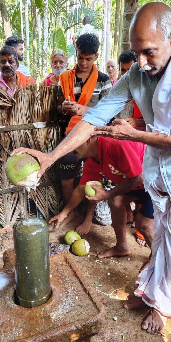 ಪಚ್ಚೇರುಪಲ್ಕೆ ಎಂಬಲ್ಲಿ ಶಿವಲಿಂಗಕ್ಕೆ ಭಕ್ತರು ಸೀಯಾಳ ಅಭಿಷೇಕ ಸಲ್ಲಿಸಿದರು.