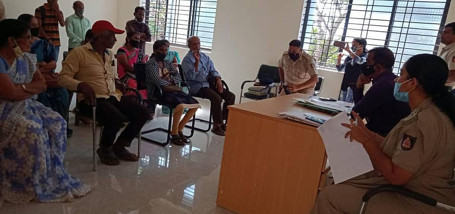 ಸಿದ್ದಾಪುರ ತಾಲ್ಲೂಕಿನ ಹಲವು ಗ್ರಾಮಗಳಲ್ಲಿ ಅಕ್ರಮ ಮದ್ಯ ಮಾರಾಟ ಹೆಚ್ಚುತ್ತಿದ್ದು, ಇದಕ್ಕೆ ಕಡಿವಾಣ ಹಾಕಬೇಕು ಎಂದು ಅಲ್ಲಿನ ಗ್ರಾಮೀಣ ಭಾಗದ ನಿವಾಸಿಗಳು ಮಂಗಳವಾರ ಅಬಕಾರಿ ಉಪ ಅಧೀಕ್ಷಕ ಮಹೇಂದ್ರ ನಾಯ್ಕ ಅವರಿಗೆ ಮನವಿ ಮಾಡಿದರು