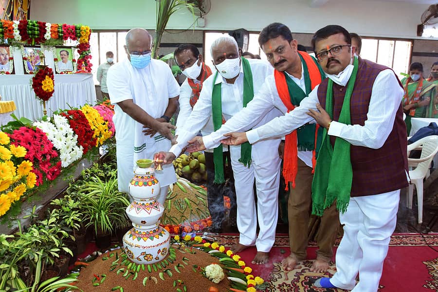 ಚಿಕ್ಕಬಳ್ಳಾಪುರದಲ್ಲಿ ಬಿಜೆಪಿ ರೈತ ಮೋರ್ಚಾ ಹಮ್ಮಿಕೊಂಡಿದ್ದ ರಾಜ್ಯ ಕಾರ್ಯಕಾರಿಣಿಯಲ್ಲಿ ದವಸ ಧಾನ್ಯಗಳಿಗೆ ಪೂಜೆ ಸಲ್ಲಿಸುವ ಮೂಲಕ ಮುಖಂಡರು ಉದ್ಘಾಟಿಸಿದರು. ಅರುಣ್ ಕುಮಾರ್, ಎನ್.ರವಿಕುಮಾರ್, ಈರಣ್ಣ ಕಡಾಡಿ, ರಾಜಶೇಖರ್, ಲೋಕೇಶ್ ಗೌಡ ಇದ್ದರು