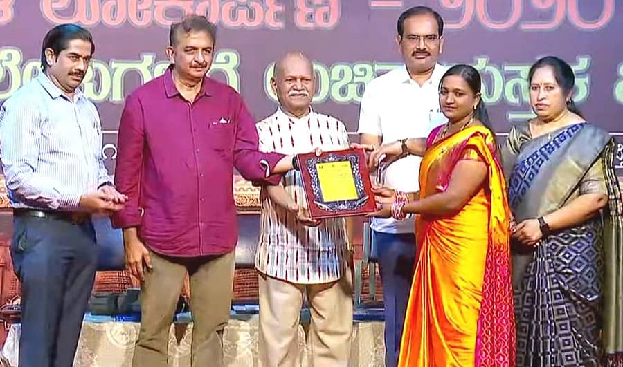 ಬೀದರ್ ಜಿಲ್ಲೆಯ ಲೇಖಕಿ ಆಶಾರಾಣಿ ವಿಲಿಯಂ ಮೇತ್ರೆ ಅವರ ಚೊಚ್ಚಲ ಕೃತಿ ‘ಮರೀಚಿಕೆ’ಯನ್ನು ಬೆಂಗಳೂರಿನಲ್ಲಿ ನಡೆದ ಸಮಾರಂಭದಲ್ಲಿ ಕನ್ನಡ ಪುಸ್ತಕ ಪ್ರಾಧಿಕಾರದ ಅಧ್ಯಕ್ಷ ಡಾ. ಹಂಪ ನಾಗರಾಜಯ್ಯ ಬಿಡುಗಡೆ ಮಾಡಿದರು