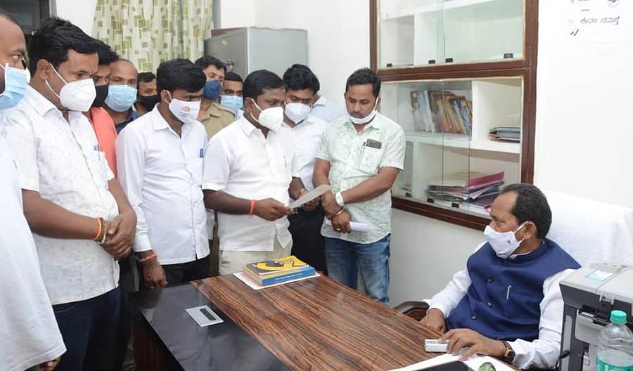 ಬಸವಕಲ್ಯಾಣದ ನೂತನ ಅನುಭವ ಮಂಟಪ ನಿರ್ಮಾಣ ಕಾಮಗಾರಿ ಶೀಘ್ರ ಪ್ರಾರಂಭಿಸಬೇಕು ಎಂದು ಒತ್ತಾಯಿಸಿ ಕರ್ನಾಟಕ ರಕ್ಷಣಾ ವೇದಿಕೆಯ ಪದಾಧಿಕಾರಿಗಳು ಬೀದರ್ನಲ್ಲಿ ಜಿಲ್ಲಾ ಉಸ್ತುವಾರಿ ಸಚಿವ ಪ್ರಭು ಚವಾಣ್ ಅವರಿಗೆ ಮನವಿಪತ್ರ ಸಲ್ಲಿಸಿದರು