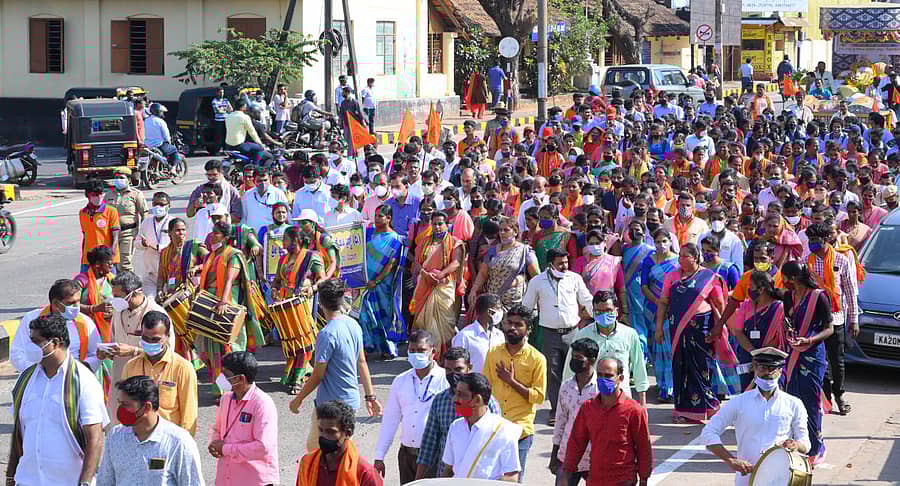 ಕೃಷ್ಣಾಪುರ ಪರ್ಯಾಯೋತ್ಸವಕ್ಕೆ ಉಡುಪಿ ಜಿಲ್ಲಾ ಧರ್ಮಸ್ಥಳ ಗ್ರಾಮೀಣಾಭಿವೃದ್ಧಿ ಯೋಜನೆ ಟ್ರಸ್ಟ್ನಿಂದ ಹಸಿರು ಹೊರೆಕಾಣಿಕೆ ಸಮರ್ಪಿಸಲಾಯಿತು.