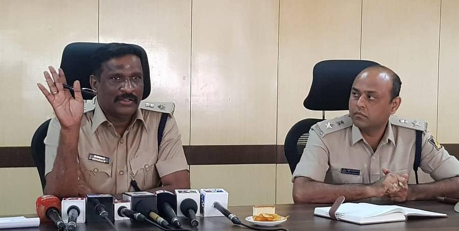 ನೂತನ ಜಿಲ್ಲಾ ಪೊಲೀಸ್ ವರಿಷ್ಠಾಧಿಕಾರಿ ಡಿ.ದೇವರಾಜು ಕೋಲಾರದಲ್ಲಿ ಮಂಗಳವಾರ ಪತ್ರಿಕಾಗೋಷ್ಠಿಯಲ್ಲಿ ಮಾತನಾಡಿದರು