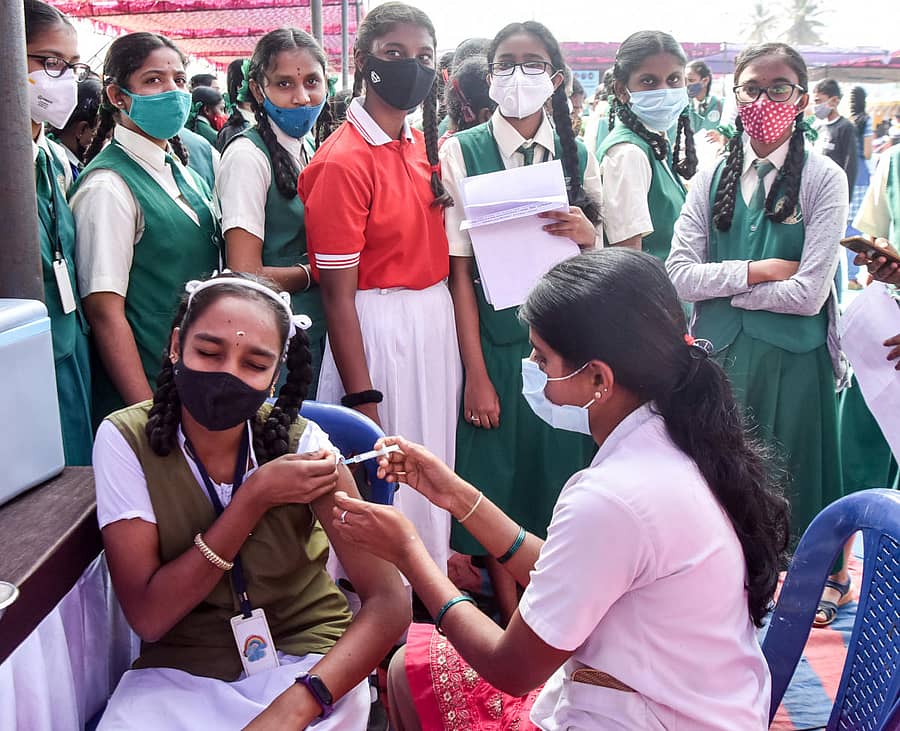 ಸಾಂದರ್ಭಿಕ ಚಿತ್ರ: ಮೈಸೂರಿನ ವಿದ್ಯಾರಣ್ಯಪುರಂ ಮೈದಾನದಲ್ಲಿ ಶಾಸಕ ಎಸ್.ಎ.ರಾಮದಾಸ್ ಅವರು ಆಯೋಜಿಸಿದ್ದ ಉದ್ಯೋಗ ಸೃಷ್ಟಿಸುವ ಮೇಳದಲ್ಲಿ ವಿದ್ಯಾರ್ಥಿಗಳಿಗೆ ಕೋವಿಡ್ ಲಸಿಕೆ.