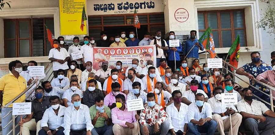 ಪ್ರಧಾನಿಗೆ ಭದ್ರತೆ ಒದಗಿಸುವಲ್ಲಿ ಪಂಜಾಬ್ ಸರ್ಕಾರ ವಿಫಲವಾಗಿರುವುದನ್ನು ಖಂಡಿಸಿ ಬಿಜೆಪಿ ಕಾರ್ಯಕರ್ತರು ತಾಲ್ಲೂಕು ಕಚೇರಿ ಮುಂದೆ ಮೌನ ಪ್ರತಿಭಟನೆ ನಡೆಸಿದರು