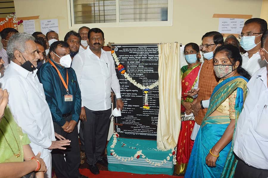 ಅಳ್ನಾವರದ ಪ್ರಾಥಮಿಕ ಆರೋಗ್ಯ ಕೇಂದ್ರದ ನೂತನ ಕಟ್ಟಡವನ್ನು ಸಚಿವ ಶಂಕರ ಪಾಟೀಲ ಮನೇನಕೊಪ್ಪ ಉದ್ಘಾಟಿಸಿದರು