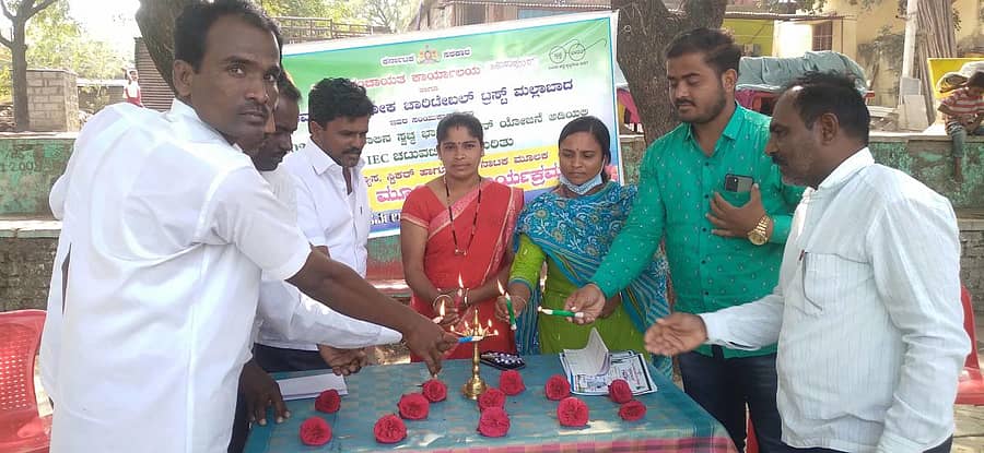 ಅಫಜಲಪುರ ತಾಲ್ಲೂಕಿನ ಚೌಡಾಪೂರ ಗ್ರಾಮದಲ್ಲಿ ಮಂಗಳವಾರ ಸ್ವಚ್ಛ ಭಾರತ್ ಮಿಷನ್ ಯೋಜನೆಯಡಿ ವಿವಿಧ ಕಾರ್ಯಕ್ರಮಗಳ ಜಾಗೃತಿ ಸಮಾರಂಭವನ್ನು ಗ್ರಾ.ಪಂ ಅಧ್ಯಕ್ಷೆ ಸಂಗೀತ ಗುತ್ತೇದಾರ ಉದ್ಘಾಟಿಸಿದರು