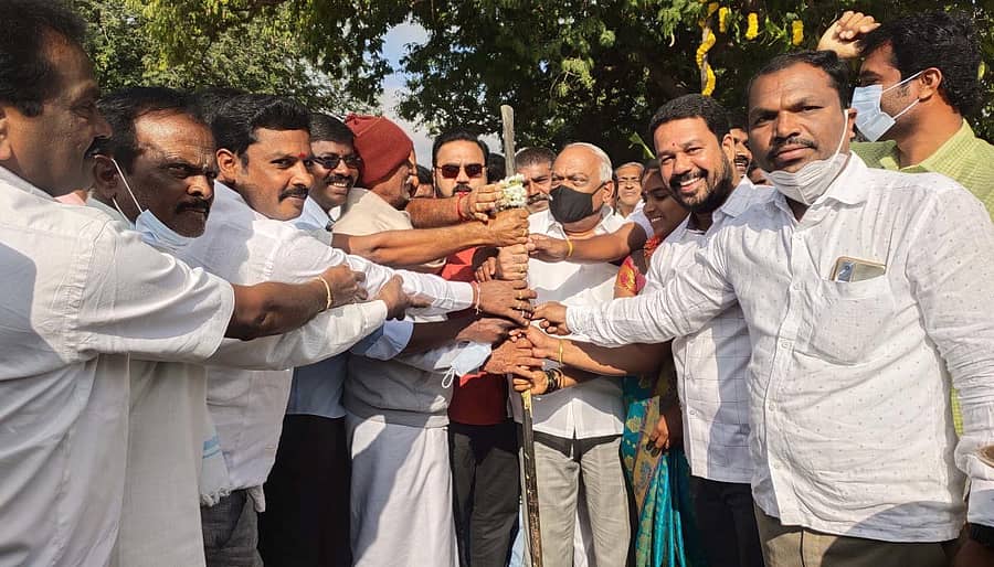 ಶ್ರೀನಿವಾಸಪುರ ತಾಲ್ಲೂಕಿನ ಕಾರಂಗಿ-–ಕನಂಪಲ್ಲಿ ರಸ್ತೆ ನಿರ್ಮಾಣ ಕಾಮಗಾರಿಗೆ ಶಾಸಕ ಕೆ.ಆರ್. ರಮೇಶ್ ಕುಮಾರ್ ಮಂಗಳವಾರ ಗುದ್ದಲಿಪೂಜೆ ನೆರವೇರಿಸಿದರು