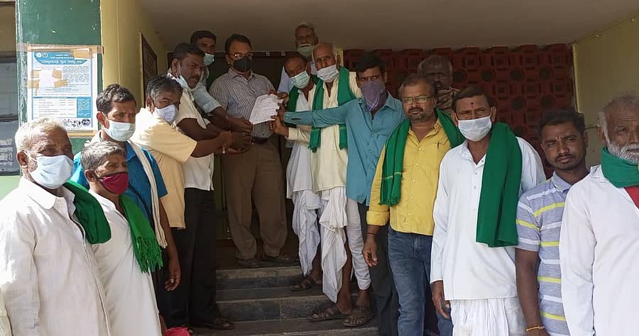 ಭಾರತೀಯ ಕಿಸಾನ್ ಸಂಘದ ತಾಲ್ಲೂಕು ಘಟಕದ ಪದಾಧಿಕಾರಿಗಳು ತಾಲ್ಲೂಕು ಸಹಾಯಕ ಕೃಷಿ ನಿರ್ದೇಶಕ ಎನ್.ಎಫ್. ಕಟ್ಟೆಗೌಡರ ಅವರಿಗೆ ಮನವಿ ಸಲ್ಲಿಸಿದರು