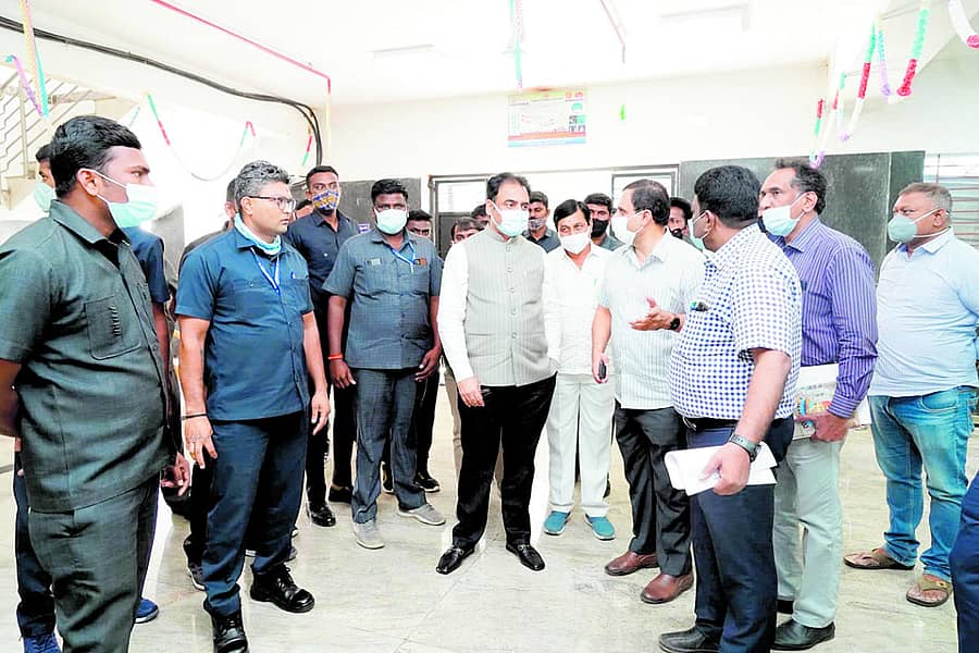 ರಾಮನಗರ ಹೊಸ ಜಿಲ್ಲಾ ಆಸ್ಪತ್ರೆಯಲ್ಲಿ ಸಚಿವ ಅಶ್ವತ್ಥನಾರಾಯಣ ಅಧಿಕಾರಿಗಳ ಜೊತೆ ಚರ್ಚಿಸಿದರು