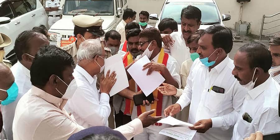 ಕವಿತಾಳ ಸುತ್ತಮುತ್ತಲಿನ ಗ್ರಾಮದ ರೈತ ಮುಖಂಡರು ಜಿಲ್ಲಾ ಉಸ್ತುವಾರಿ ಸಚಿವ ಹಾಲಪ್ಪ ಆಚಾರ್ ಅವರಿಗೆ ಈಚೆಗೆ ರಾಯಚೂರಿನಲ್ಲಿ ಭೇಟಿ ಮಾಡಿ ಮನವಿ ಪತ್ರ ಸಲ್ಲಿಸಿದರು