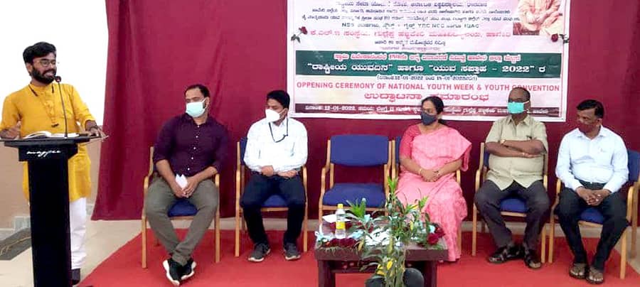 ಹಾವೇರಿ ನಗರದ ಗುದ್ಲೆಪ್ಪ ಹಳ್ಳಿಕೇರಿ ಮಹಾವಿದ್ಯಾಲಯದಲ್ಲಿ ಬುಧವಾರ ಸ್ವಾಮಿ ವಿವೇಕಾಂದರ 159ನೇ ಜನ್ಮದಿನಾಚರಣೆ ಅಂಗವಾಗಿ ಹಮ್ಮಿಕೊಂಡಿದ್ದ ರಾಷ್ಟ್ರೀಯ ಯುವದಿನ ಮತ್ತು ಯುವ ಸಪ್ತಾಹ ಕಾರ್ಯಕ್ರಮದಲ್ಲಿ ಯುವ ವಾಗ್ಮಿ ಕಿರಣಕುಮಾರ ದೊಡ್ಡಮನಿ ವಿವೇಕವಂಶಿ ಮಾತನಾಡಿದರು