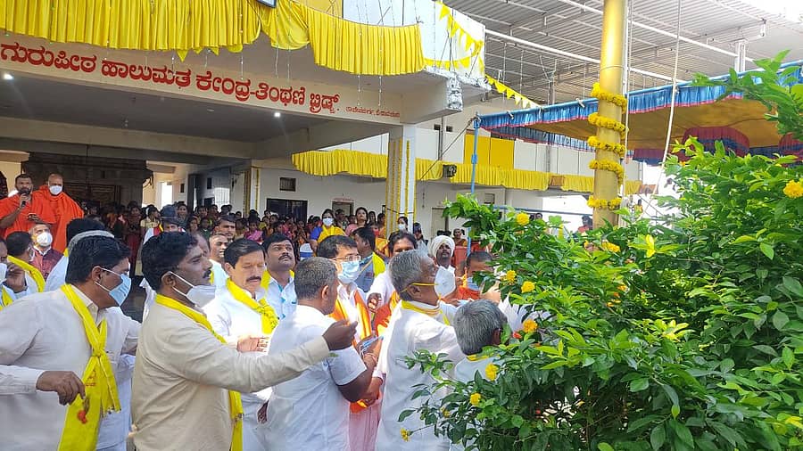 ಜಾಲಹಳ್ಳಿ ಸಮೀಪದ ತಿಂಥಣಿ ಬ್ರಿಡ್ಜ್ ಕನಕಗುರು ಪೀಠ ಹಾಲುಮತ ಕೇಂದ್ರದಲ್ಲಿ ಬುಧವಾರದಿಂದ ಆರಂಭವಾದ ಹಾಲುಮತ ಸಂಸ್ಕೃತಿ ವೈಭವದ ಕಾರ್ಯಕ್ರಮಗಳನ್ನು ಆರಂಭಿಸುವ ಪೂರ್ವ ಹಾಲುಮತ ಸಮಾಜದ ಮುಖಂಡ ಕೆ.ವಿರೂಪಾಕ್ಷಪ್ಪ ಧ್ವಜಾರೋಹಣ ನೆರವೇರಿಸಿದರು