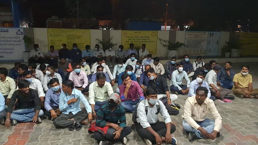 ಯಾದಗಿರಿಯ ಡಿಎಚ್ಒ ಕಚೇರಿ ಬಳಿ ಸಮುದಾಯ ಆರೋಗ್ಯಾಧಿಕಾರಿಗಳು ಬುಧವಾರ ರಾತ್ರಿ ಪ್ರತಿಭಟನೆ ನಡೆಸಿದರು