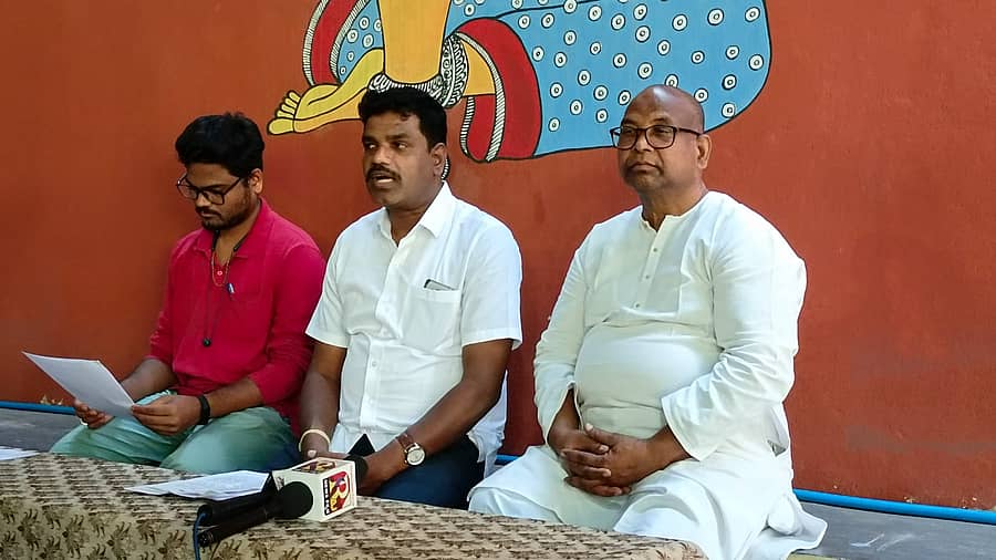 ಸುದ್ದಿಗೋಷ್ಠಿಯಲ್ಲಿ ಕರ್ನಾಟಕ ಪ್ರಜಾ ಅಧಿಕಾರ ಹೋರಾಟ ಸಮಿತಿ ರಾಜ್ಯ ಕಾರ್ಯದರ್ಶಿ ಜಗನ್ ಮಾತನಾಡಿದರು.