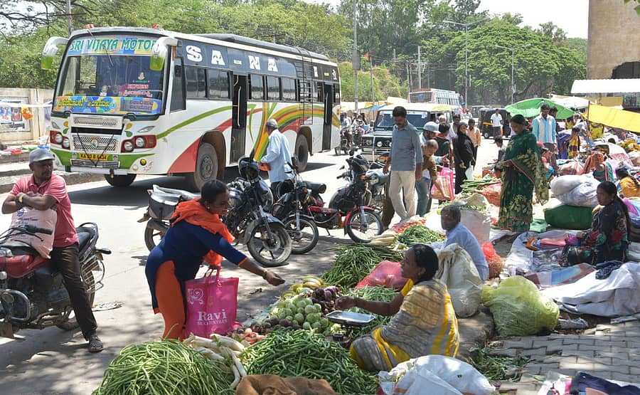 ಶಿವಮೊಗ್ಗ ಮುಖ್ಯ ಬಸ್ ನಿಲ್ದಾಣದ ಮಿಳ್ಳಘಟ್ಟ ರಸ್ತೆಯಲ್ಲಿ ನಡೆಯುವ ಮಂಗಳವಾರ ಸಂತೆ.