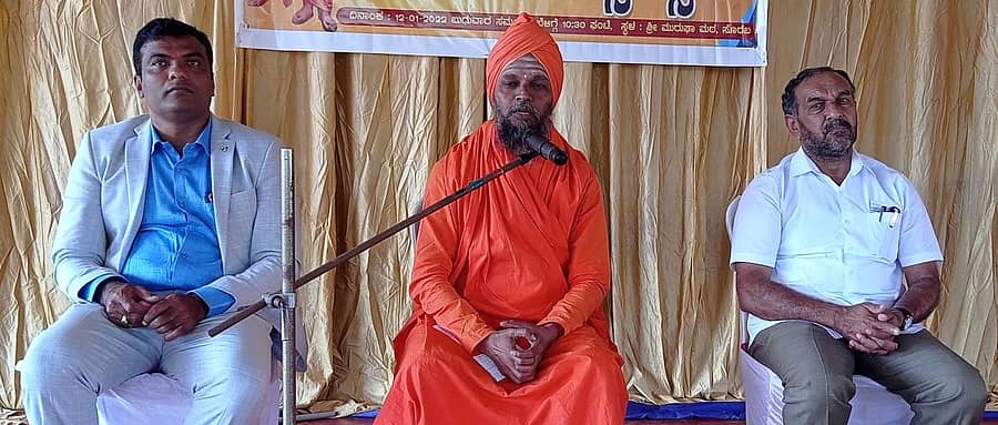 ಸೊರಬದ ಮುರುಘಾಮಠದ ಸಭಾಂಗಣದಲ್ಲಿ ಬುಧವಾರ ಹಮ್ಮಿಕೊಂಡಿದ್ದ ಸ್ವಾಮಿ ವಿವೇಕಾನಂದ ಜಯಂತ್ಯುತ್ಸವ ಕಾರ್ಯಕ್ರಮದಲ್ಲಿ ಜಡೆ ಸಂಸ್ಥಾನ ಮಠದ ಮಹಾಂತ ಸ್ವಾಮೀಜಿ ಮಾತನಾಡಿದರು.