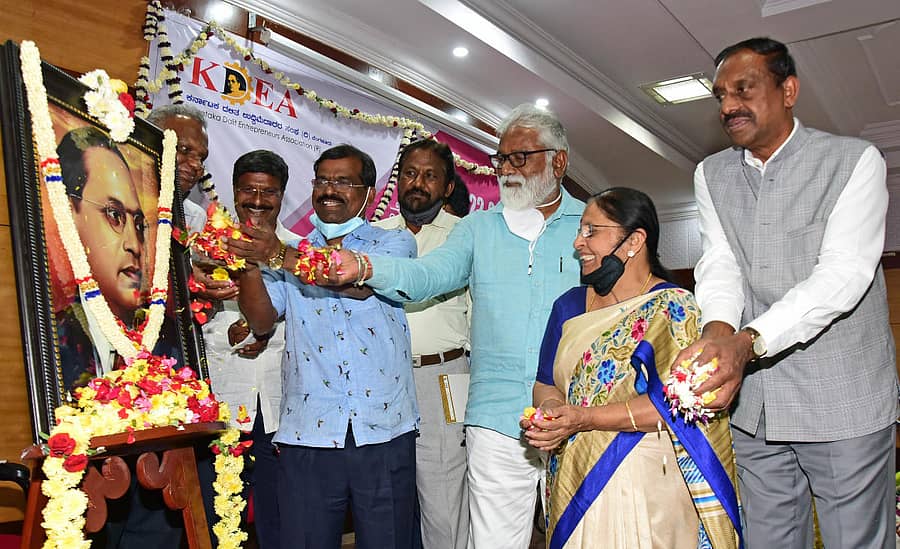 ಬಜೆಟ್ ಪೂರ್ವಭಾವಿ ಸಭೆಯನ್ನು ಶಾಸಕ ಎಂ.ಪಿ.ಕುಮಾರಸ್ವಾಮಿ ಉದ್ಘಾಟಿಸಿದರು. ದಲಿತ ಮುಖಂಡರಾದ ಮಾವಳ್ಳಿ ಶಂಕರ್, ನಾಗರಾಜ್, ಶಾಸಕ ಎನ್. ಮಹೇಶ್, ಗಾಂಧಿ ಸ್ಮಾರಕ ನಿಧಿ ಗೌರವ ಕಾರ್ಯದರ್ಶಿ ಇಂದಿರಾ ಕೃಷ್ಣಪ್ಪ, ಸಿ.ಜಿ. ಶ್ರೀನಿವಾಸನ್ ಇದ್ದರು –ಪ್ರಜಾವಾಣಿ ಚಿತ್ರ