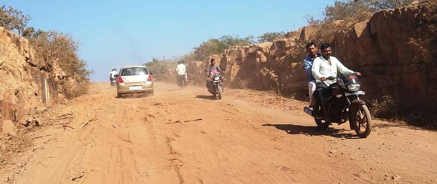 ಸವದತ್ತಿ ತಾಲ್ಲೂಕಿನ ಬಡ್ಲಿ ಗ್ರಾಮದಿಂದ ಮುನವಳ್ಳಿವರೆಗಿನ ರಸ್ತೆ ಹಾಳಾಗಿದೆ