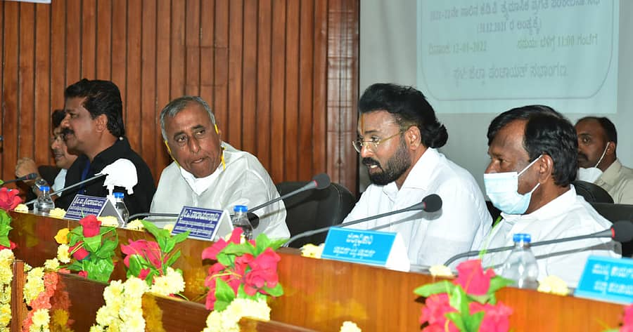 ಚಿತ್ರದುರ್ಗ ಜಿಲ್ಲಾ ಪಂಚಾಯಿತಿಯಲ್ಲಿ ಬುಧವಾರ ನಡೆದ ಕೆಡಿಪಿ ಸಭೆಯಲ್ಲಿ ಉಸ್ತುವಾರಿ ಸಚಿವ ಬಿ.ಶ್ರೀರಾಮುಲು ಮಾತನಾಡಿದರು. ಶಾಸಕರಾದ ಕೆ.ಎಸ್.ನವೀನ್, ಟಿ.ರಘುಮೂರ್ತಿ, ಜಿ.ಎಚ್.ತಿಪ್ಪಾರೆಡ್ಡಿ, ಕೇಂದ್ರ ಸಚಿವ ಎ.ನಾರಾಯಣಸ್ವಾಮಿ ಇದ್ದಾರೆ.