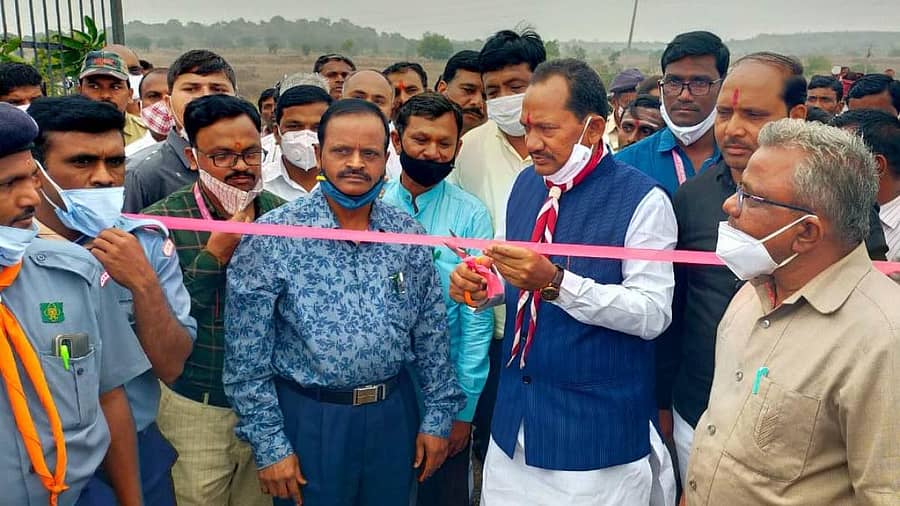 ಜಿಲ್ಲಾ ಉಸ್ತುವಾರಿ ಸಚಿವ ಪ್ರಭು ಚವಾಣ್ ಬುಧವಾರ ಔರಾದ್ ತಾಲ್ಲೂಕಿನ ಹಂಗರಗಾ ಗ್ರಾಮದಲ್ಲಿ ನೂತನ ಪ್ರೌಢ ಶಾಲಾ ಕಟ್ಟಡ ಉದ್ಘಾಟಿಸಿದರು