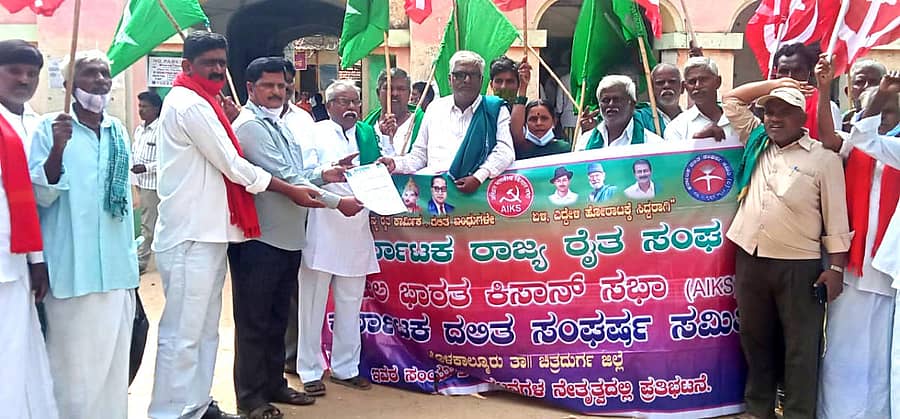 ಮೊಳಕಾಲ್ಮುರಿನಲ್ಲಿ ಬುಧವಾರ ರೈತಸಂಘ, ಹಸಿರುಸೇನೆ ಮತ್ತು ಎಐಕೆಎಸ್ ಕಾರ್ಯಕರ್ತರು ಪ್ರತಿಭಟನೆ ನಡೆಸಿದರು.